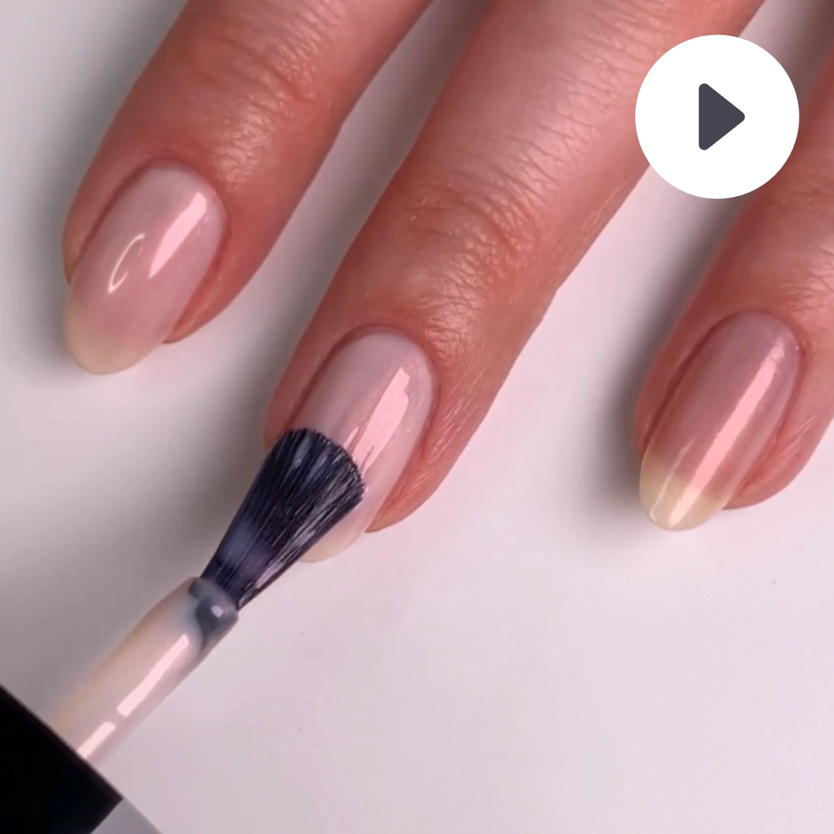 Video LONDONTOWN kur Illuminating Nail Concealer Rozjasňovač nechtov Bubble